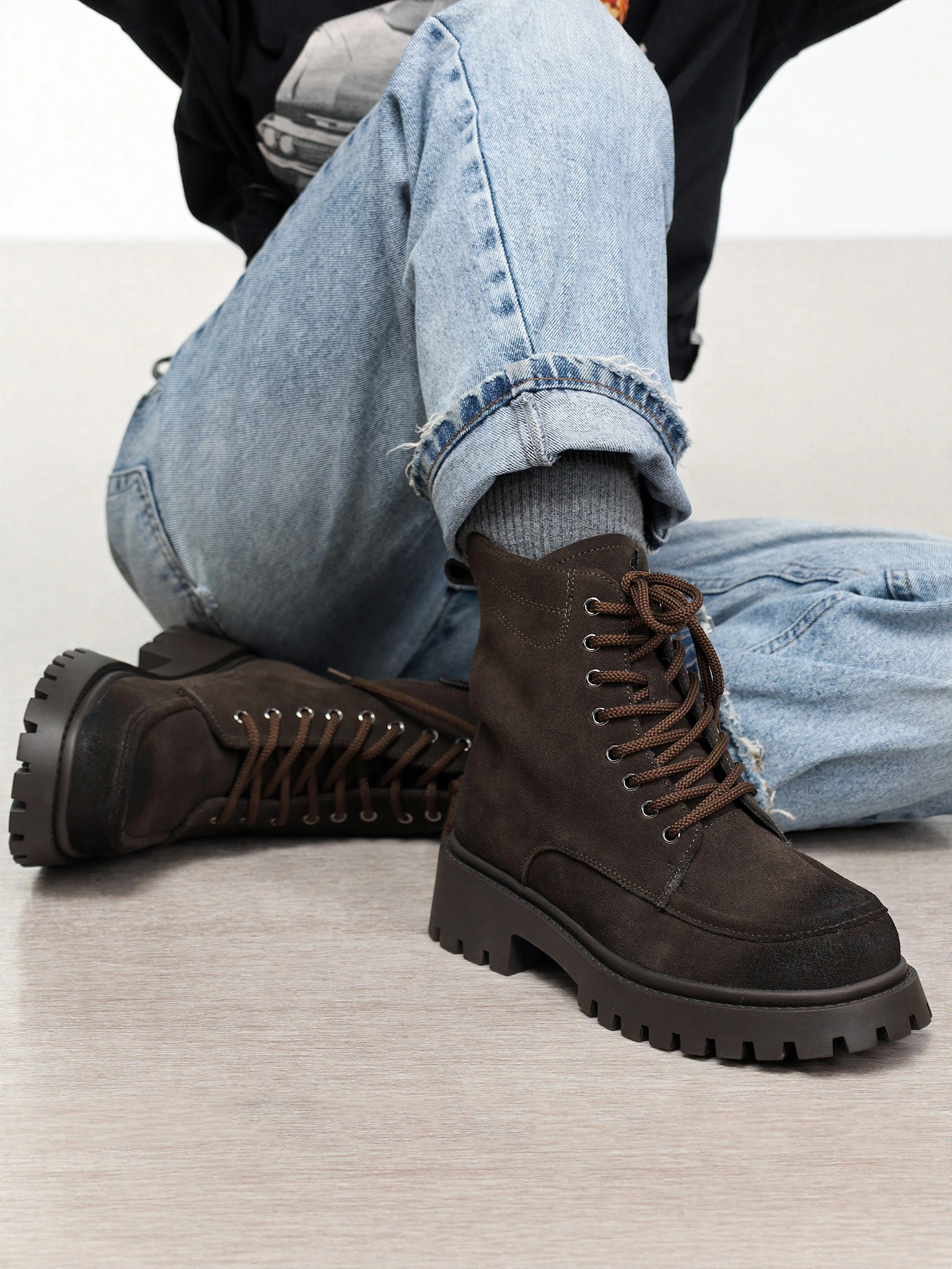 Ботинки коричневого цвета из натуральной замши на рельефной подошве